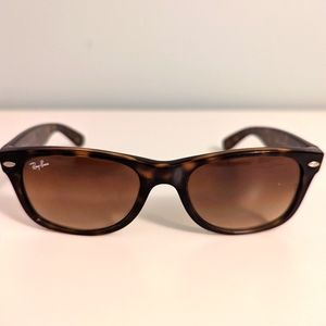 "New Wayfarer" Classic Ray-Ban Tortoise Brown Classic Sunglasses